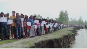 অবৈধ ভাবে বালু উত্তোলন বন্ধের দাবীতে মানববন্ধন