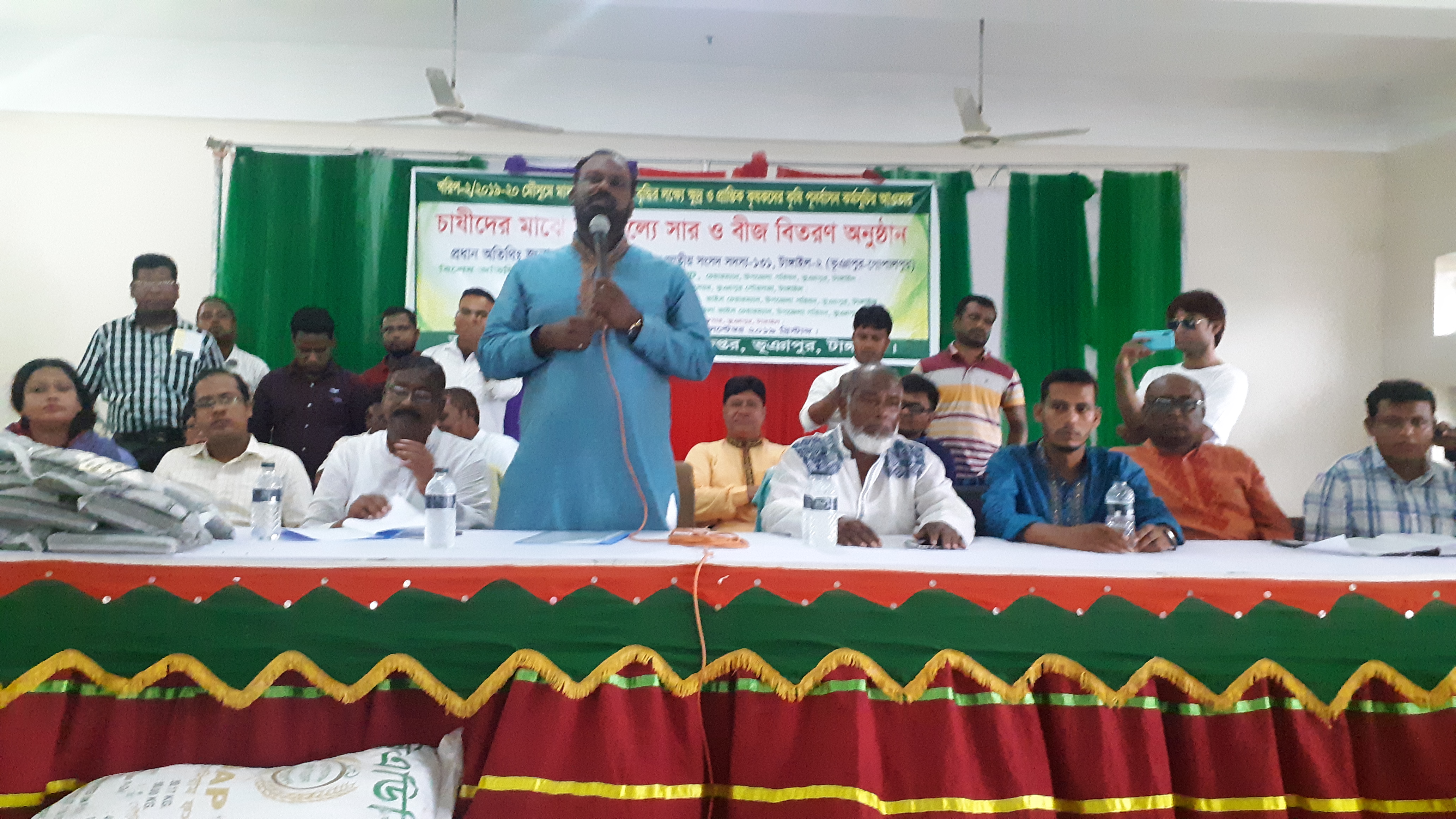 ভূঞাপুরে ৪৫০ জন কৃষকের মাঝে কৃষি উপকরণ বিতরণ