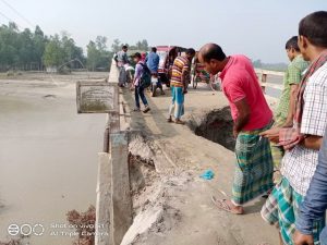 নদীর বালু উত্তোলন করায় ব্রীজের এপ্রোচ ধ্বসে যান চলাচল বন্ধ