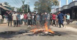 সখীপুরে দাড়িয়াপুর ইউনিয়ন ছাত্রলীগের কমিটি ঘোষণা প্রতিবাদে সড়ক অবরোধ ও বিক্ষোভ